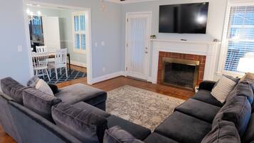 Smart TV, chimenea, libros, impresora