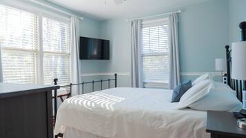 3 bedrooms, desk, iron/ironing board, travel crib