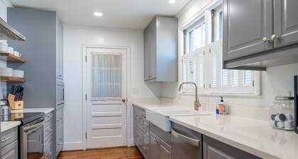 Charming Bungalow, King Bed, 5min to Ft. Jackson and Downtown