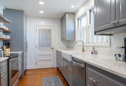 Charming Bungalow, King Bed, 5min to Ft. Jackson and Downtown