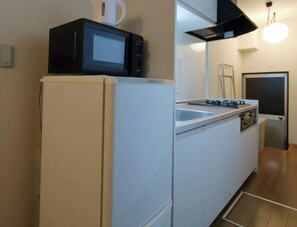 冷蔵庫、電子レンジ、コンロ、電気ポット