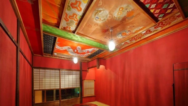 A traditional Japanese room with tatami flooring, shoji screens, and a low wooden table. - Kyomachiya near the World Heritage Toji (Toyodacho)