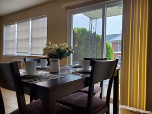 Dining - cozy getaway in New Jersey (Aberdeen)