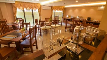 Breakfast, lunch, dinner served; local and international cuisine