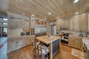 Fridge, microwave, oven, stovetop - Dog friendly Monarch Retreat & Cottage (Salida)