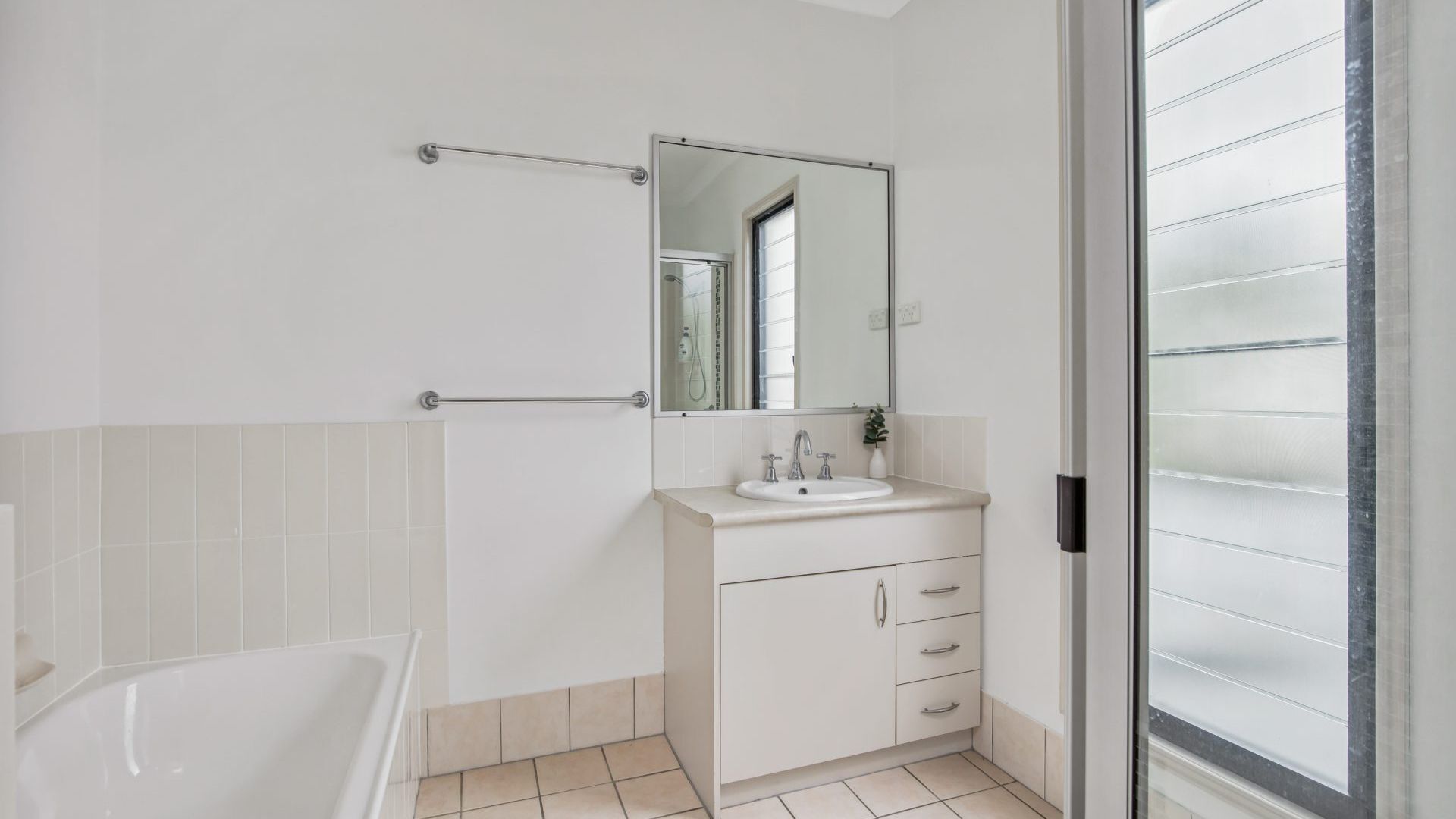 12 Tingira Close - Rainbow Beach. Pool. Aircon. Great family beach house — image 15