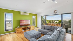 TV - 12 Tingira Close - Rainbow Beach. Pool. Aircon. Great family beach house (RAINBOW BEACH)