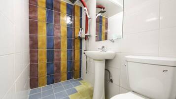 Kostenlose Toilettenartikel, Haartrockner, Hausschuhe, Handtücher