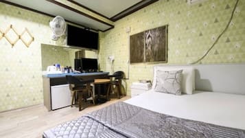 Ropa de cama hipoalergénica y espacio para trabajar con laptop
