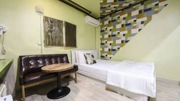 Hypo-allergenic bedding, laptop workspace, blackout drapes, free WiFi