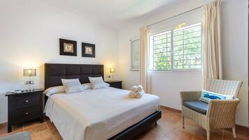 4 bedrooms, iron/ironing board, free WiFi, bed sheets