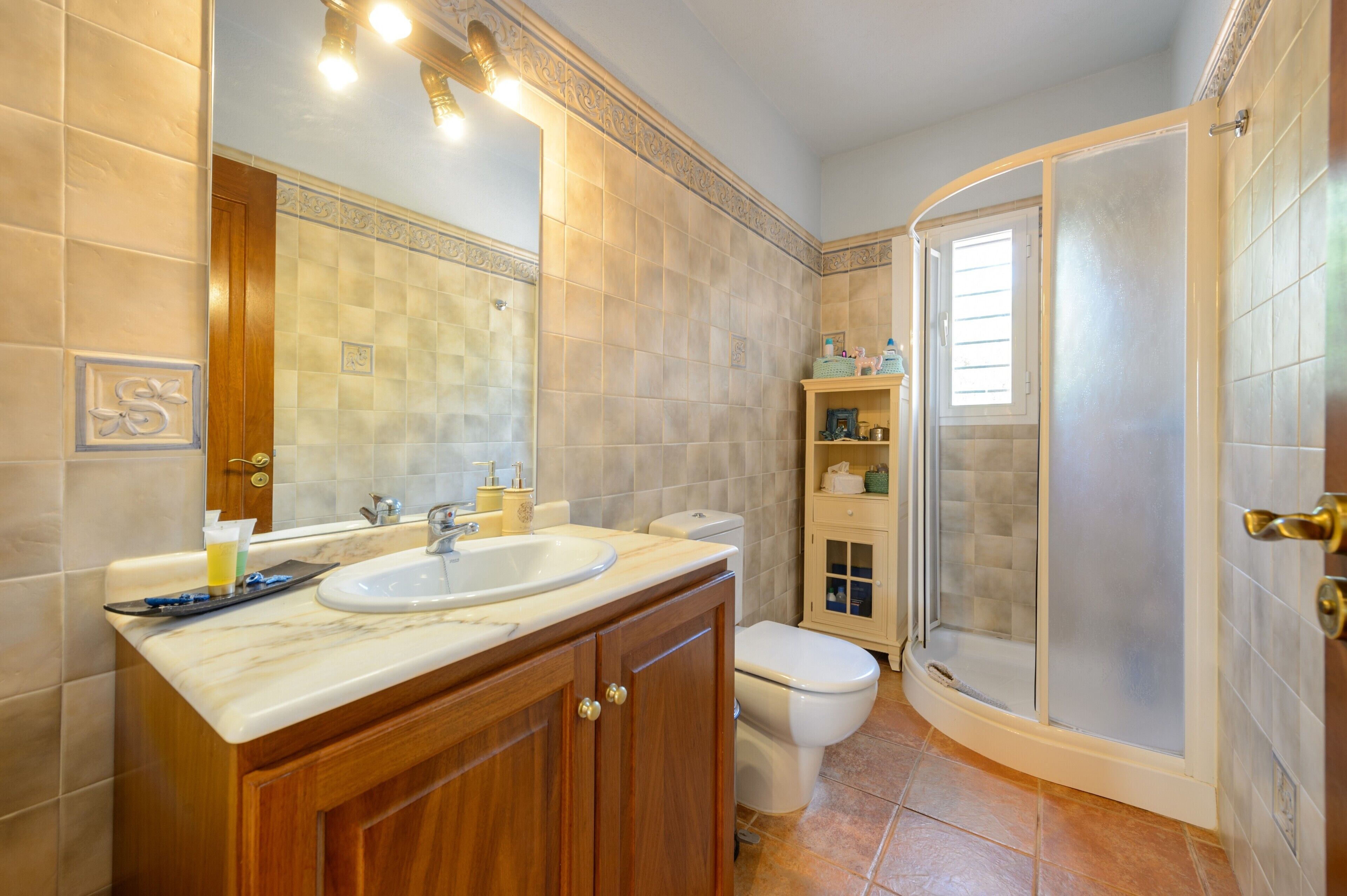 Bañera, secador de pelo y toallas