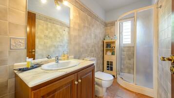 Bañera, secador de pelo y toallas