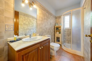 Bañera, secador de pelo, toallas