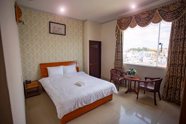 Minibar, desk, free WiFi