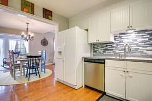 Réfrigérateur, micro-ondes, plaque de cuisson, lave-vaisselle