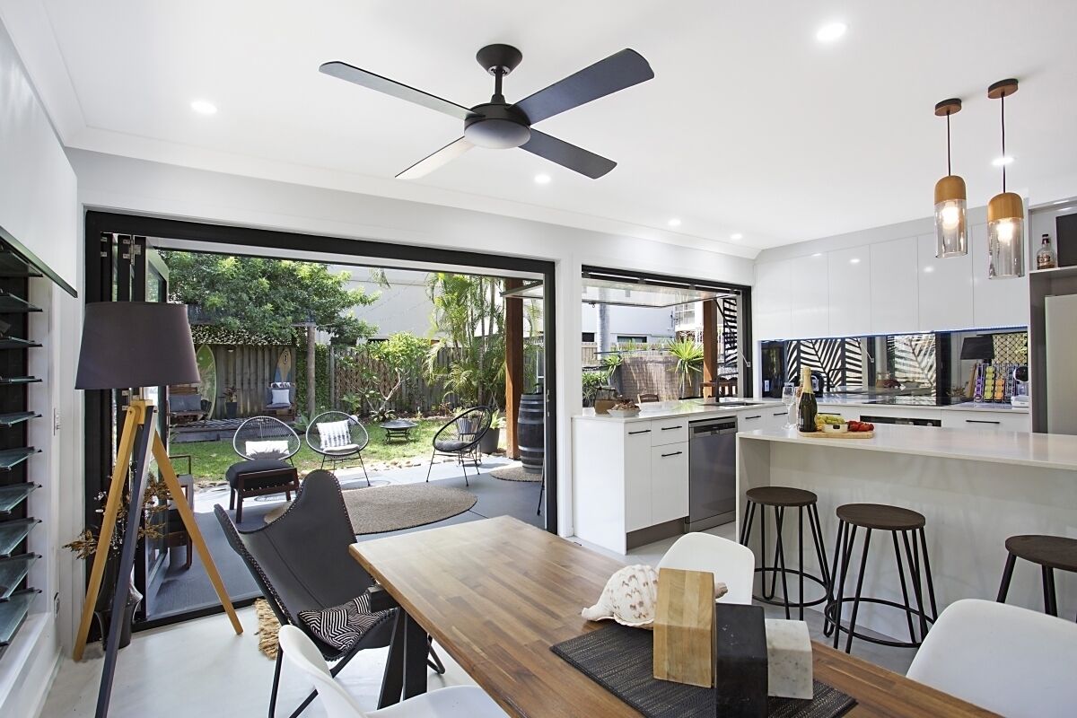 Mermaid/Nobby Beach House - by the beach — image 7