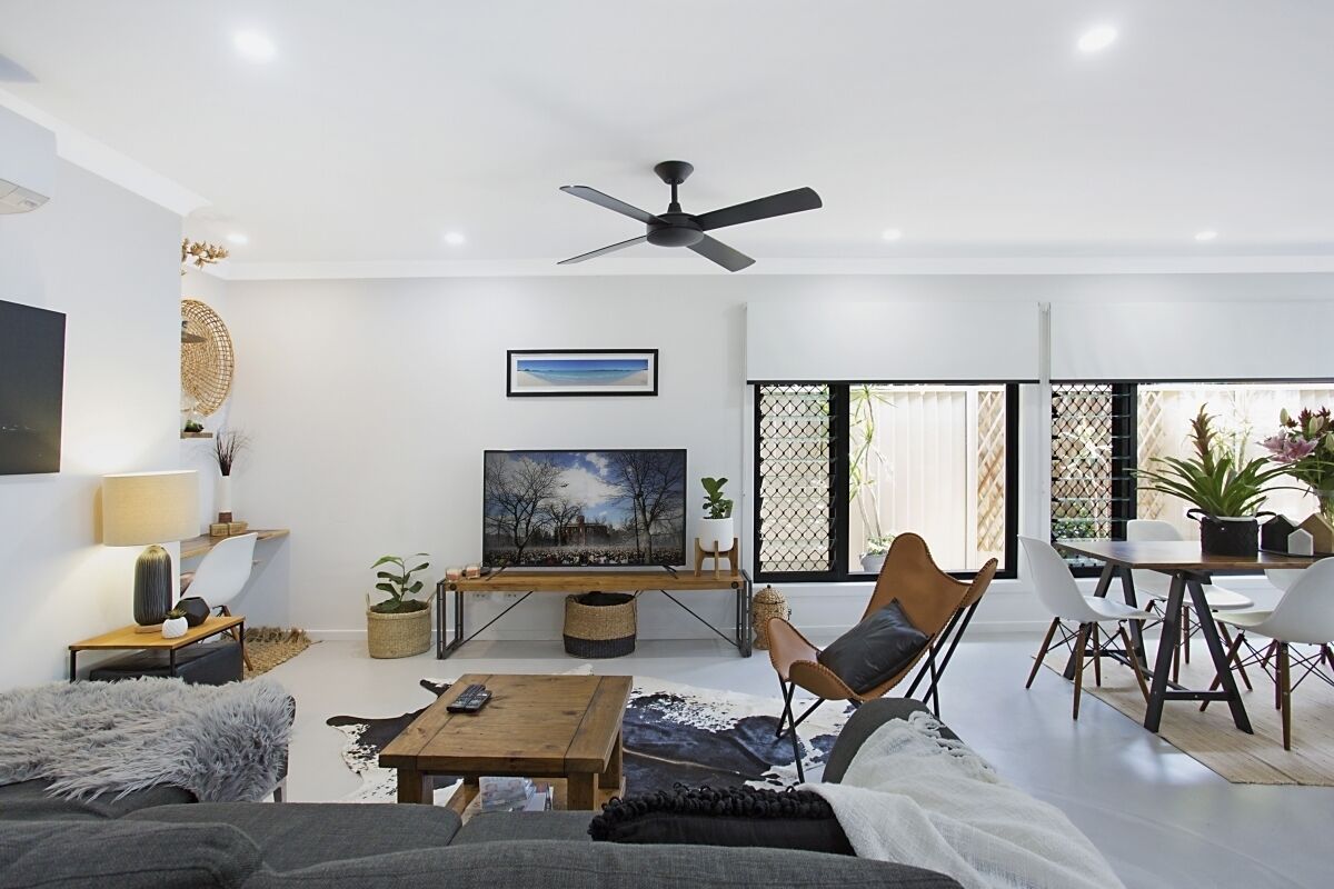 Mermaid/Nobby Beach House - by the beach — image 4