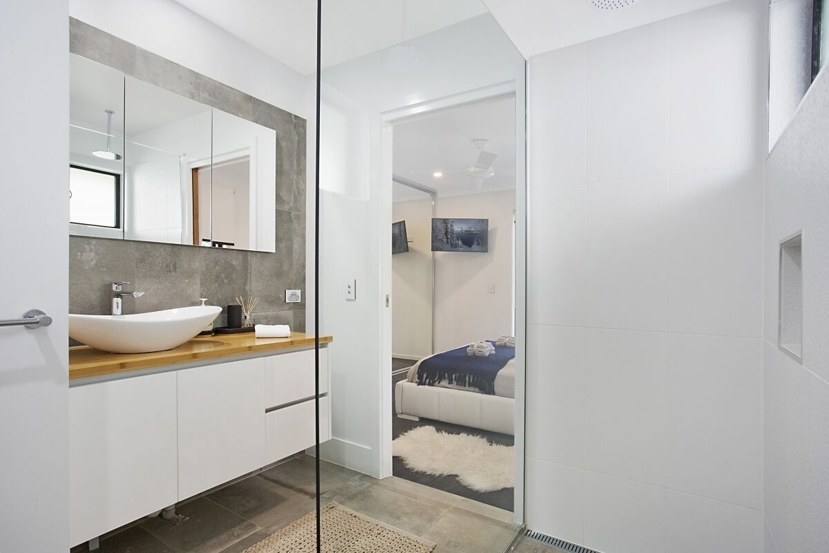 Mermaid/Nobby Beach House - by the beach — image 8