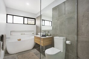 Badewanne, Haartrockner, Handtücher, Seife