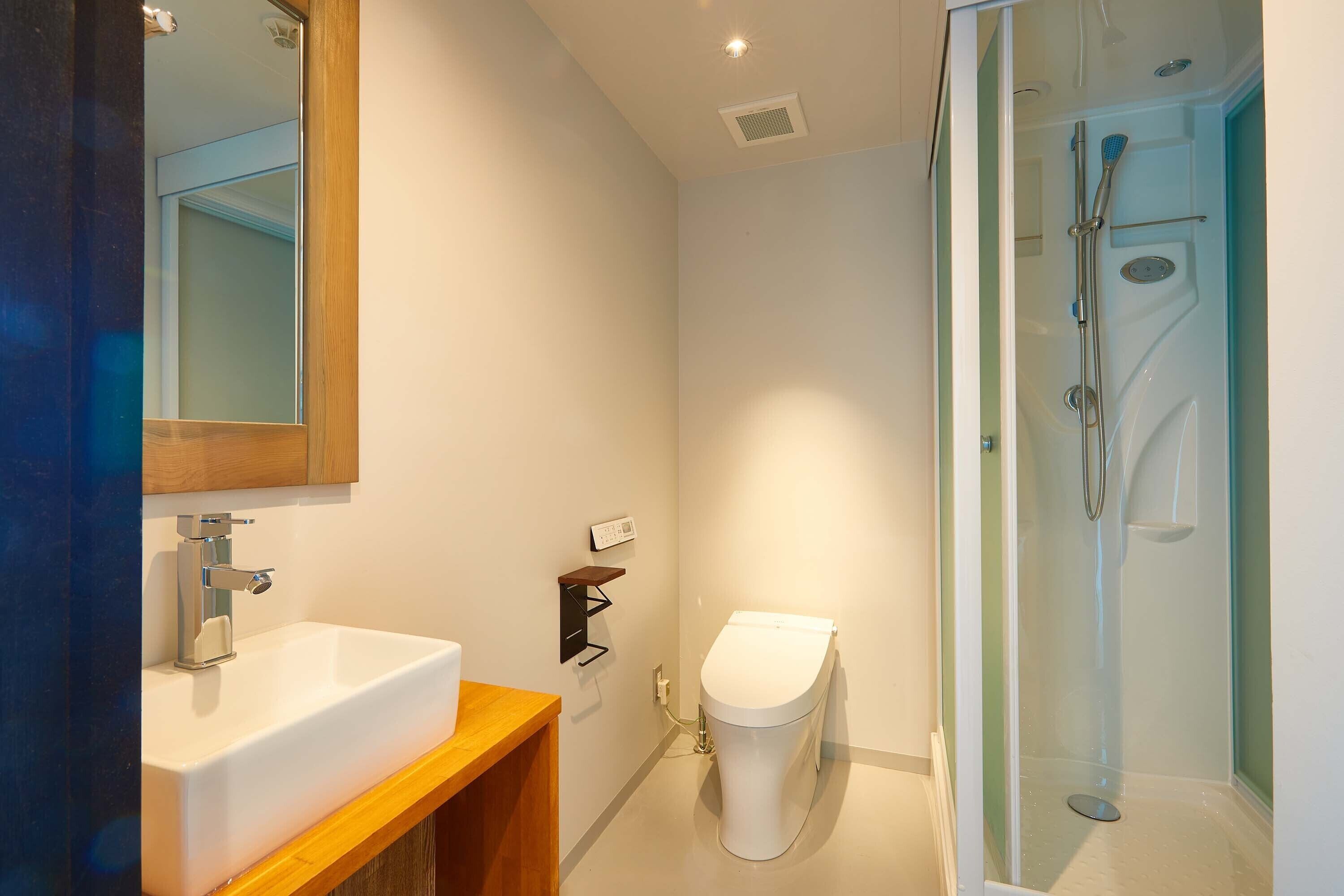 Shower, rainfall showerhead, free toiletries, hair dryer