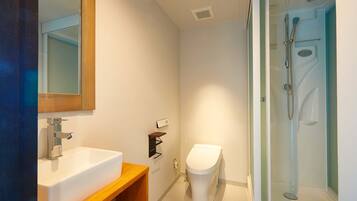 Shower, rainfall showerhead, free toiletries, hair dryer