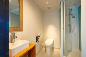 Een douche, een regendouche, gratis toiletartikelen, een haardroger