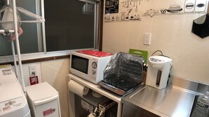 Refrigerador, microondas, placa de cocina, tetera/pava eléctrica