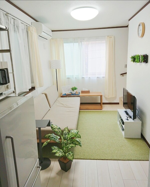 아파트, 침실 1개 (201) | 거실 공간 | 평면 TV