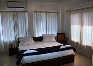 In-room safe, desk, iron/ironing board, free WiFi - Hotel Greenwood (Siliguri)