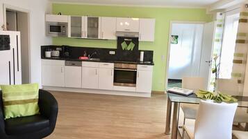 Kühlschrank, Mikrowelle, Ofen, Geschirrspüler