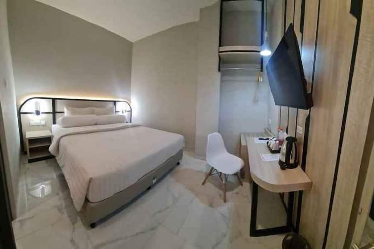 Desk, blackout curtains, free WiFi, bed sheets