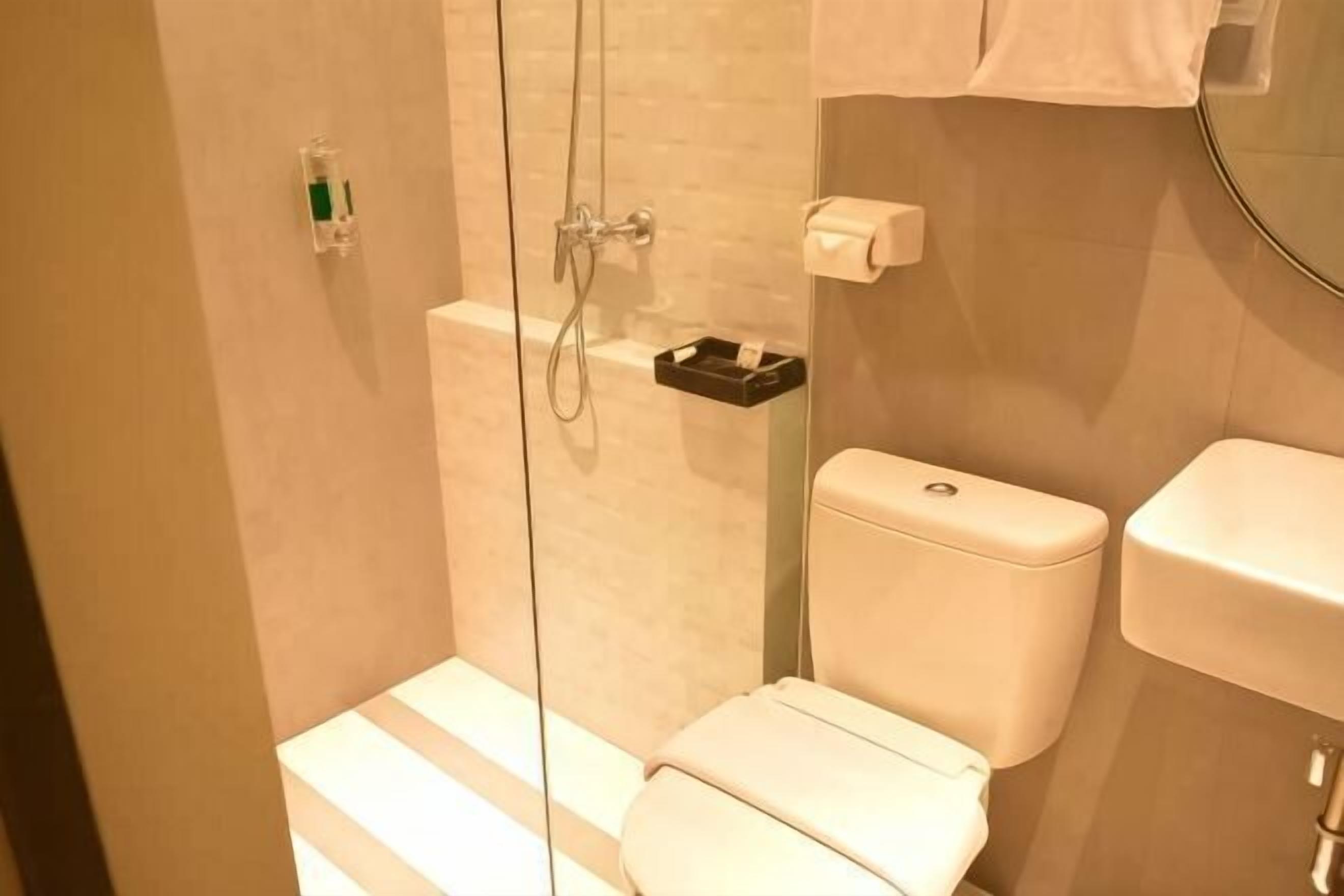 Kamar mandi | Shower, pengering rambut, sandal, dan handuk