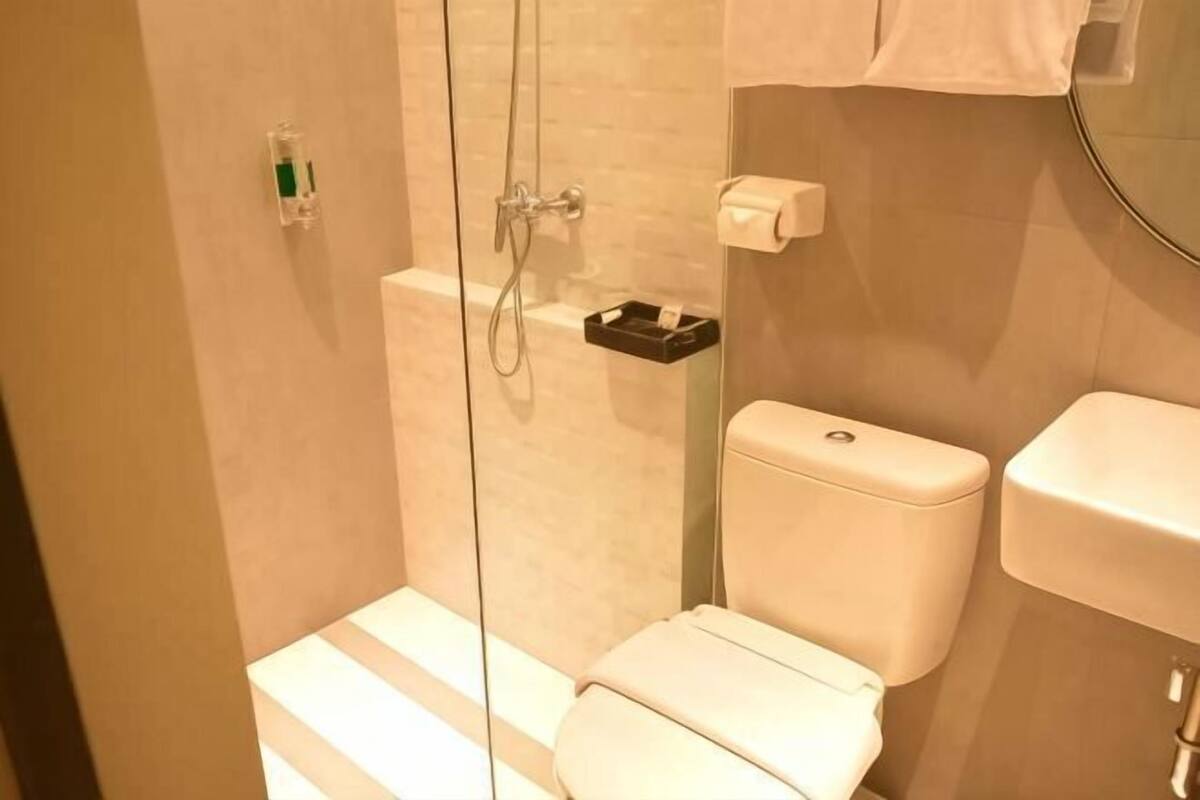 Kamar mandi | Shower, pengering rambut, sandal, dan handuk