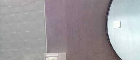 Een douche, een haardroger, pantoffels, handdoeken