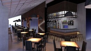 Moderni ravintola, jossa on baarialue, pitkä baaritisk, baarituoleja ja riippuvalaisimet.