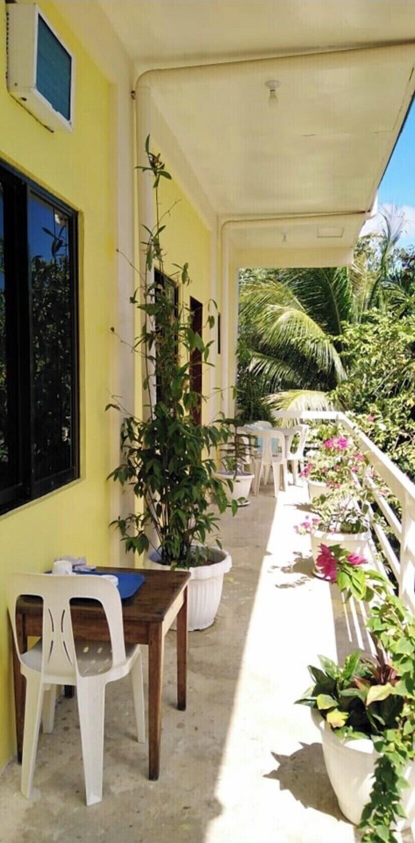 Outdoor dining - Modern Studio with Fast WiFi (Taytay)