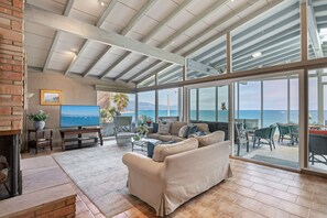 Téléviseur, foyer, livres