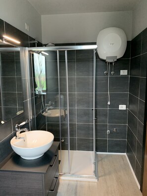 Shower, hair dryer, bidet, towels - Residence Castelli - Two-room apartment 1 (Montecchio Maggiore-Alte Ceccato)