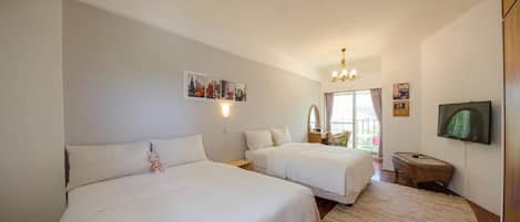 Cortinas blackout, wifi gratis y ropa de cama