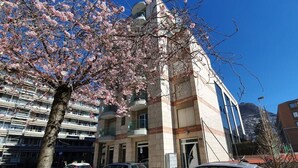 Un edificio a più piani con un design architettonico moderno, caratterizzato da balconi e ampie finestre.