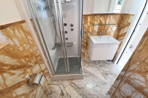 Shower, jetted bath, hair dryer, towels - Stylish and artistic two-bedroom apartment in the heart of Lugano - IL PARCO 2 (Lugano)