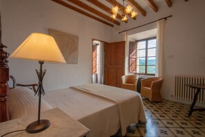 8 bedrooms, in-room safe, iron/ironing board, travel crib