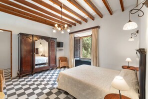 8 chambres, coffres-forts dans les chambres, fer et planche à repasser