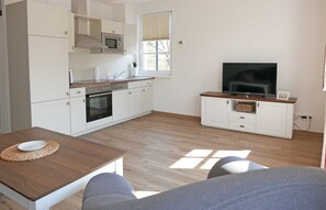 Kylskåp, mikrovågsugn, ugn och diskmaskin