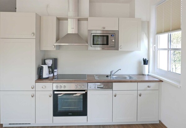 Een koelkast, een magnetron, een oven, een vaatwasser