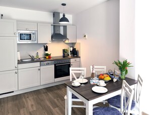 Kühlschrank, Mikrowelle, Ofen, Geschirrspüler