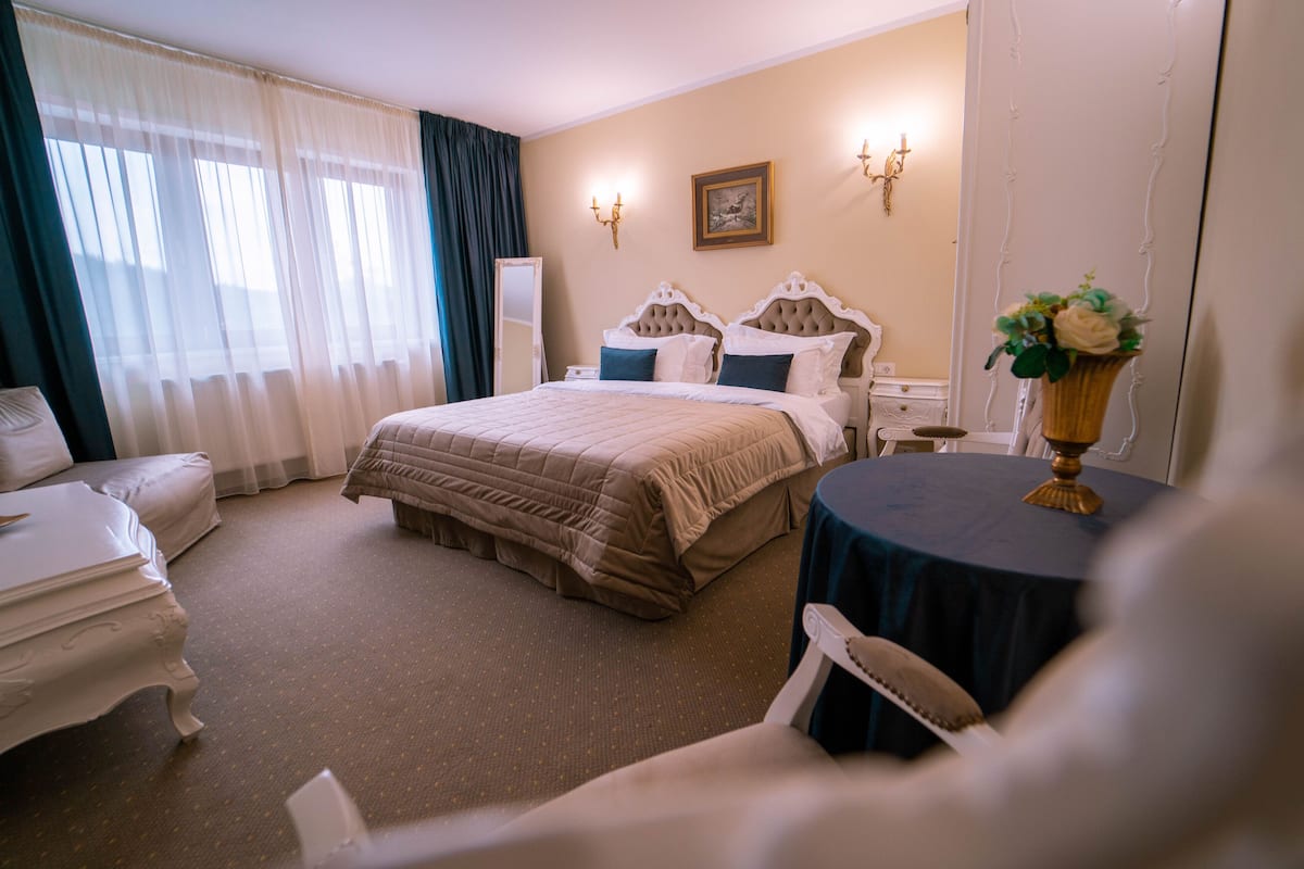 Economy Room, 1 King Bed | Egyptian cotton sheets, premium bedding, pillowtop beds, blackout drapes