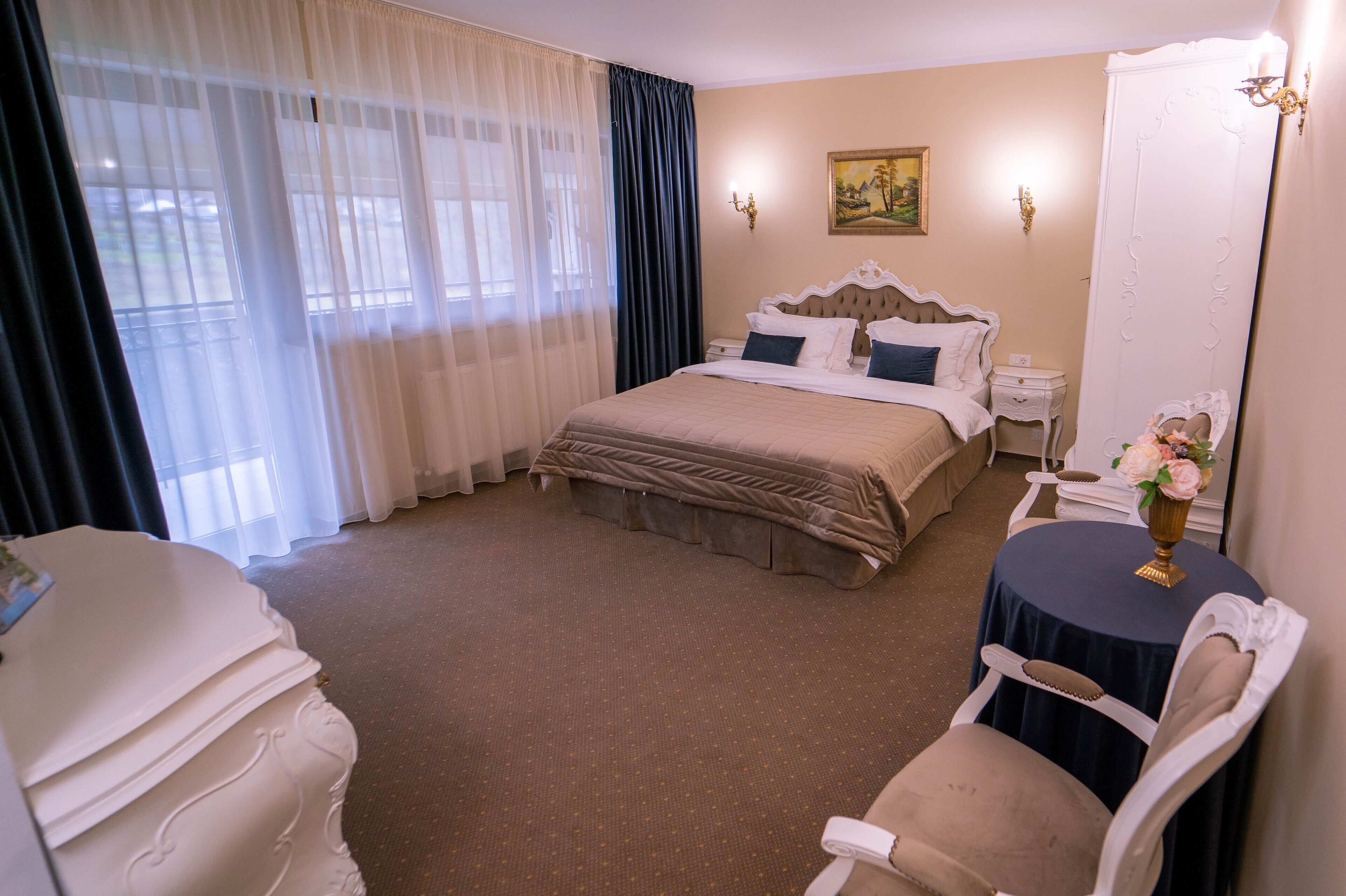 Egyptian cotton sheets, premium bedding, pillowtop beds, blackout drapes