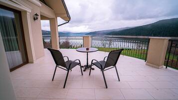 Chambre Deluxe, terrasse, vue lac | Vue sur le lac